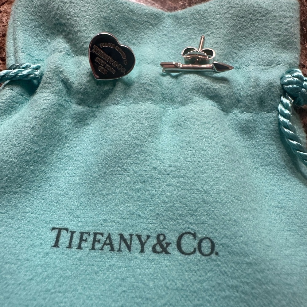 Tiffany & Co. Silver Heart and Arrow stud earrings - Picture 2 of 5